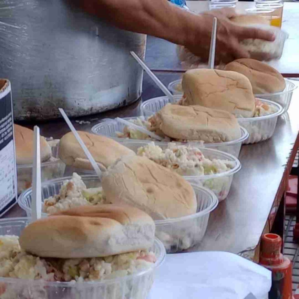 Desayuno solidario de Proyecto 7 en Plaza Miserere para gente sin techo, jubilados y trabajadores