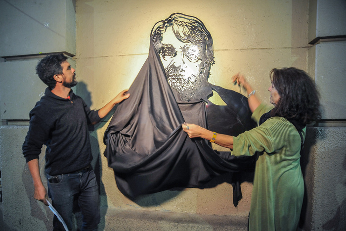 La Facultad de Filosofía inauguró una réplica del monumento a Osvaldo Bayer del vecino de Saavedra Jerónimo Villalba