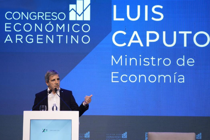 El ministro Caputo ahora habla de medidas sorpresa  