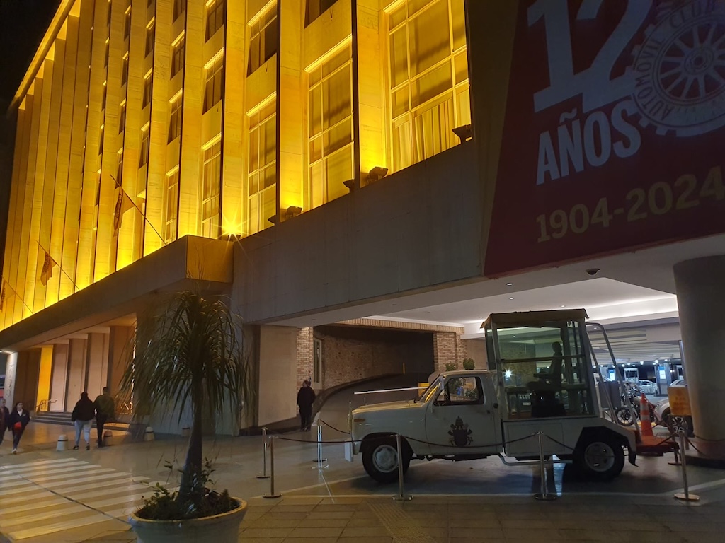 El ACA expone el Papamóvil que usó Juan Pablo II: “Lo seguíamos guardando en perfecto estado a la espera de la visita de Francisco”