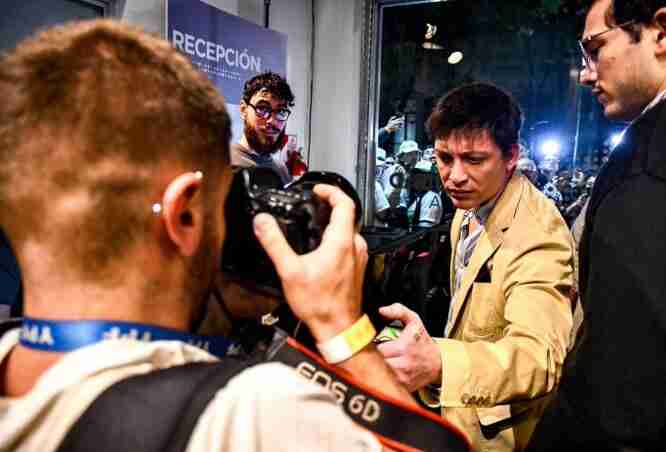 Balvanera: Santiago Caputo amenazó a un fotógrafo durante el debate de candidatos porteños