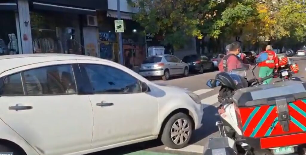 Choque entre una camioneta y un auto en Recoleta y entre un colectivo y una moto en Monserrat