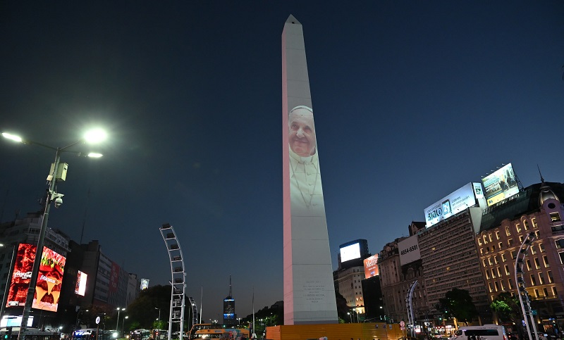 Murte del papa Francisco: suspensión de clases en escuelas católicas, minuto de silencio y mapping  en el Obelisco
