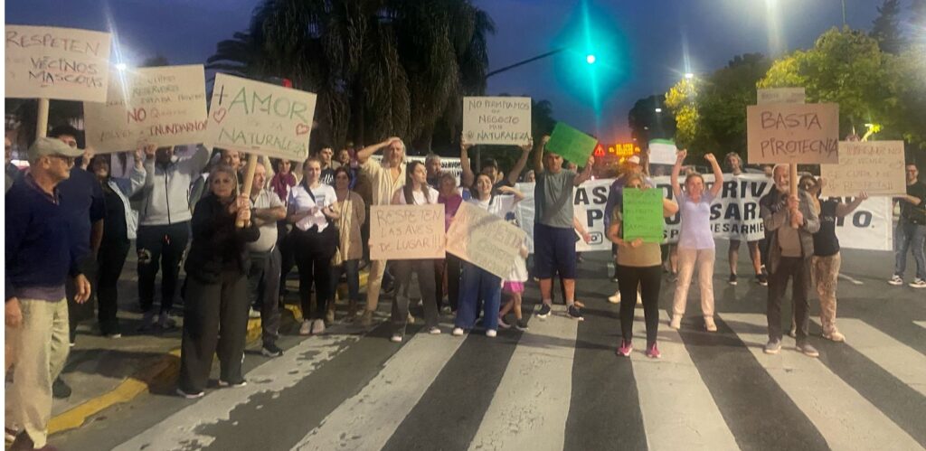 Vecinos reclamaron frente al Parque Sarmiento por el fin de las concesiones y los recitales multitudinarios
