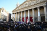 Una multitud despidió al Papa Francisco desde la Catedral Metropolitana