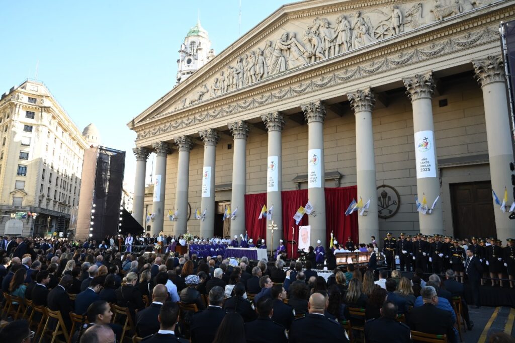 Una multitud despidió al Papa Francisco desde la Catedral Metropolitana