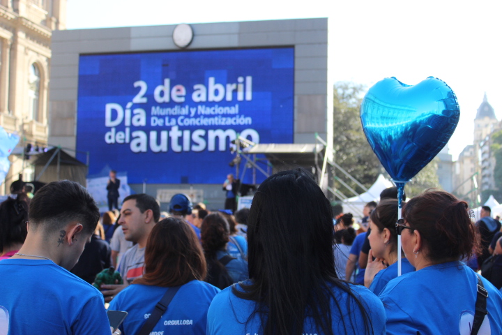 La Ciudad se tiñó de azul en una jornada por la inclusión y el autismo