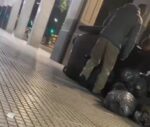 Piden investigar a dos hombres por tirar basura en la vereda para “perjudicar al Gobierno de la Ciudad”