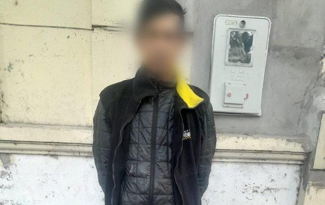 Detuvieron a una persona por romper y revolver bolsas de basura en Caballito: el GCBA pide a los vecinos que hagan la denuncia
