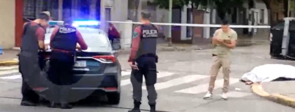 Parque Chacabuco: un hombre fue apuñalado, escapó en su auto y atropelló a una mujer, ambos murieron y el vehículo se incrustó en una panadería