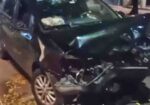 Belgrano al 2400: chocaron contra un auto estacionado e intentaron fugarse