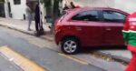 San Cristóbal: dos autos chocaron en Carlos Calvo al 2600, uno terminó en la vereda