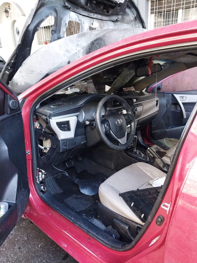 Quemacoches en Saavedra: incendiaron un vehículo particular en Zapiola y Crisólogo Larralde