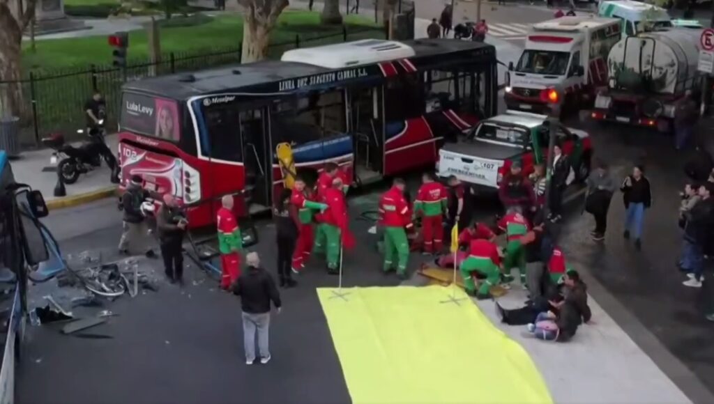 Chocaron dos colectivos frente a Plaza Congreso: al menos 27 heridos