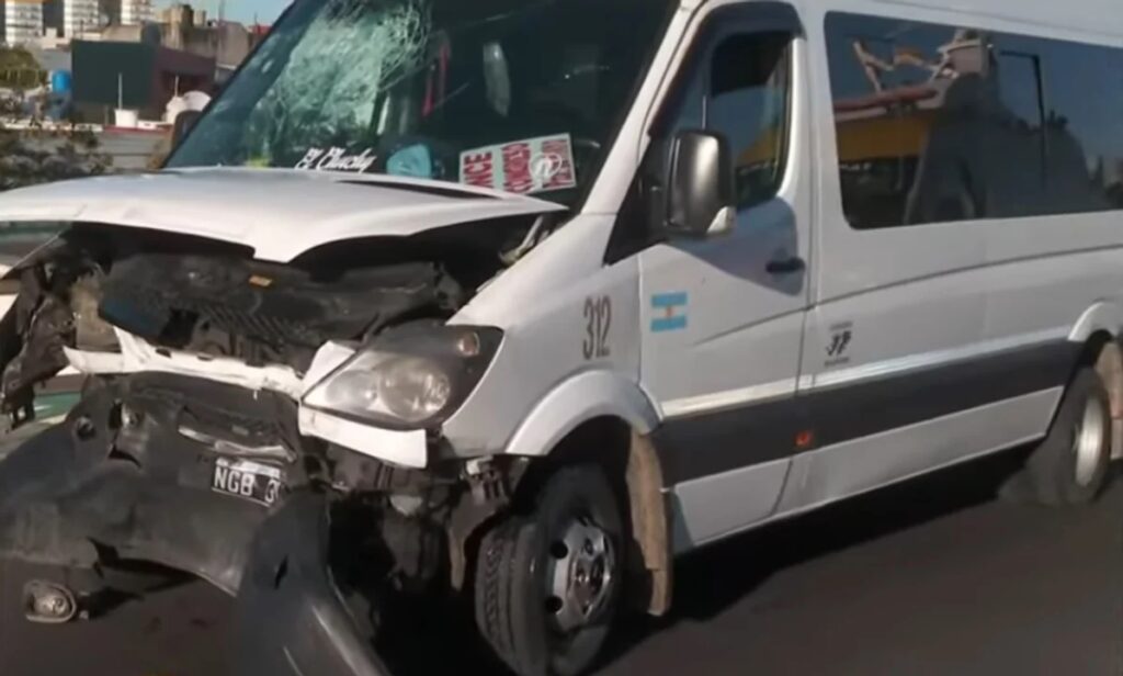 Autopista 25 de Mayo: una combi chocó contra el guardarrail y hubo al menos 19 heridos