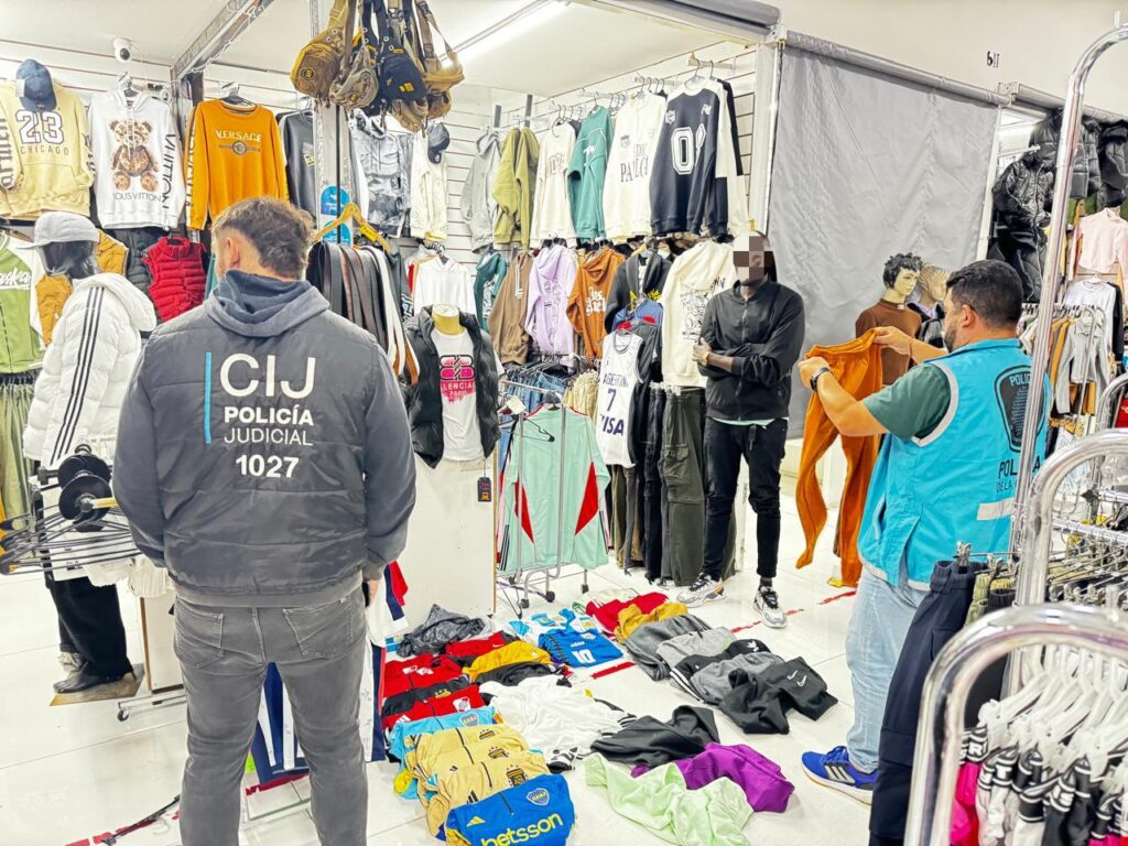 Incautaron mercadería apócrifa en Flores valuada en $5.000.000