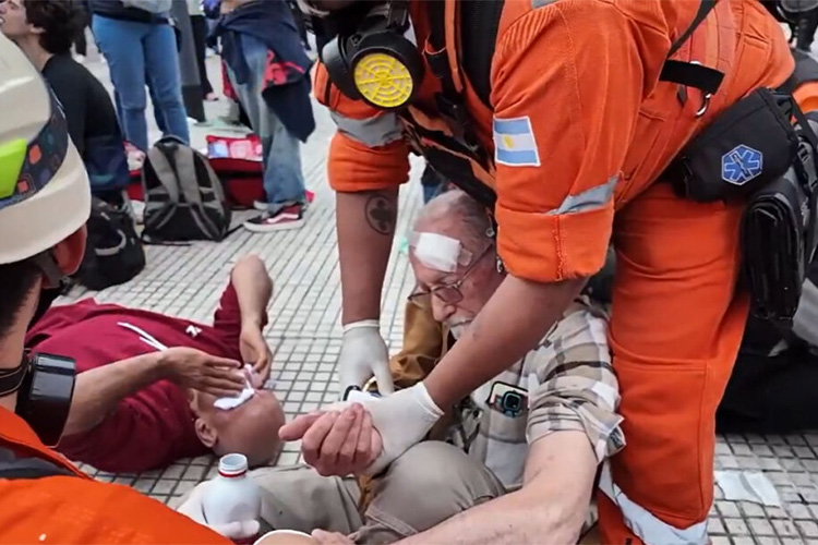 Otra vez, represión a jubilados que reclaman haberes dignos