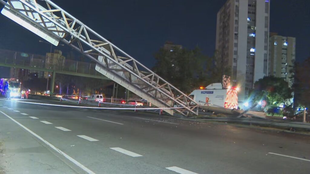 Una camioneta chocó y tiró un pórtico en la General Paz, en Villa Riachuelo: tres hospitalizados
