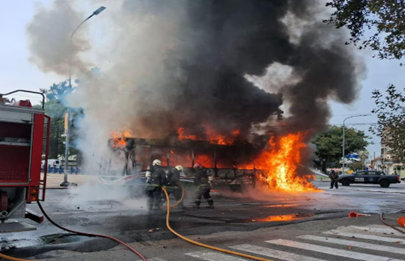Se incendio un colectivo cargado de pasajeros en Parque Avellaneda