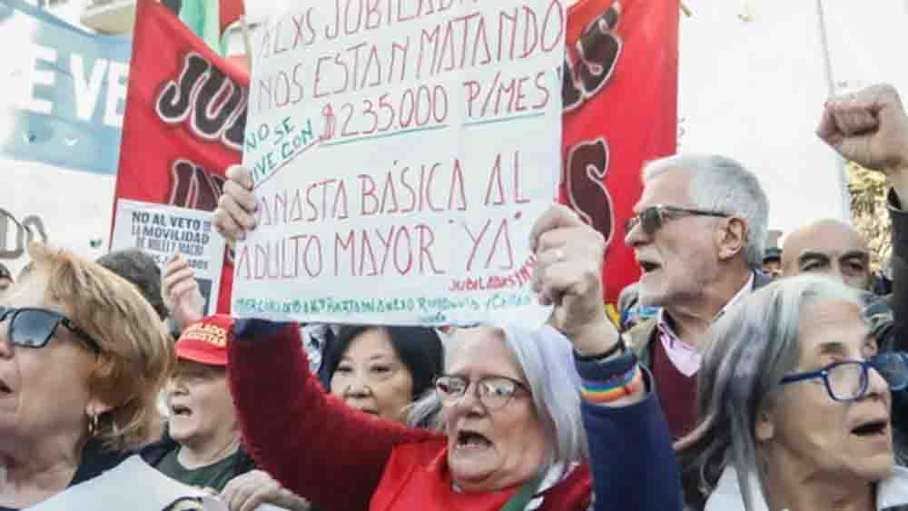 La policía reprimió la marcha de jubilados en Congreso: más de 100 heridos