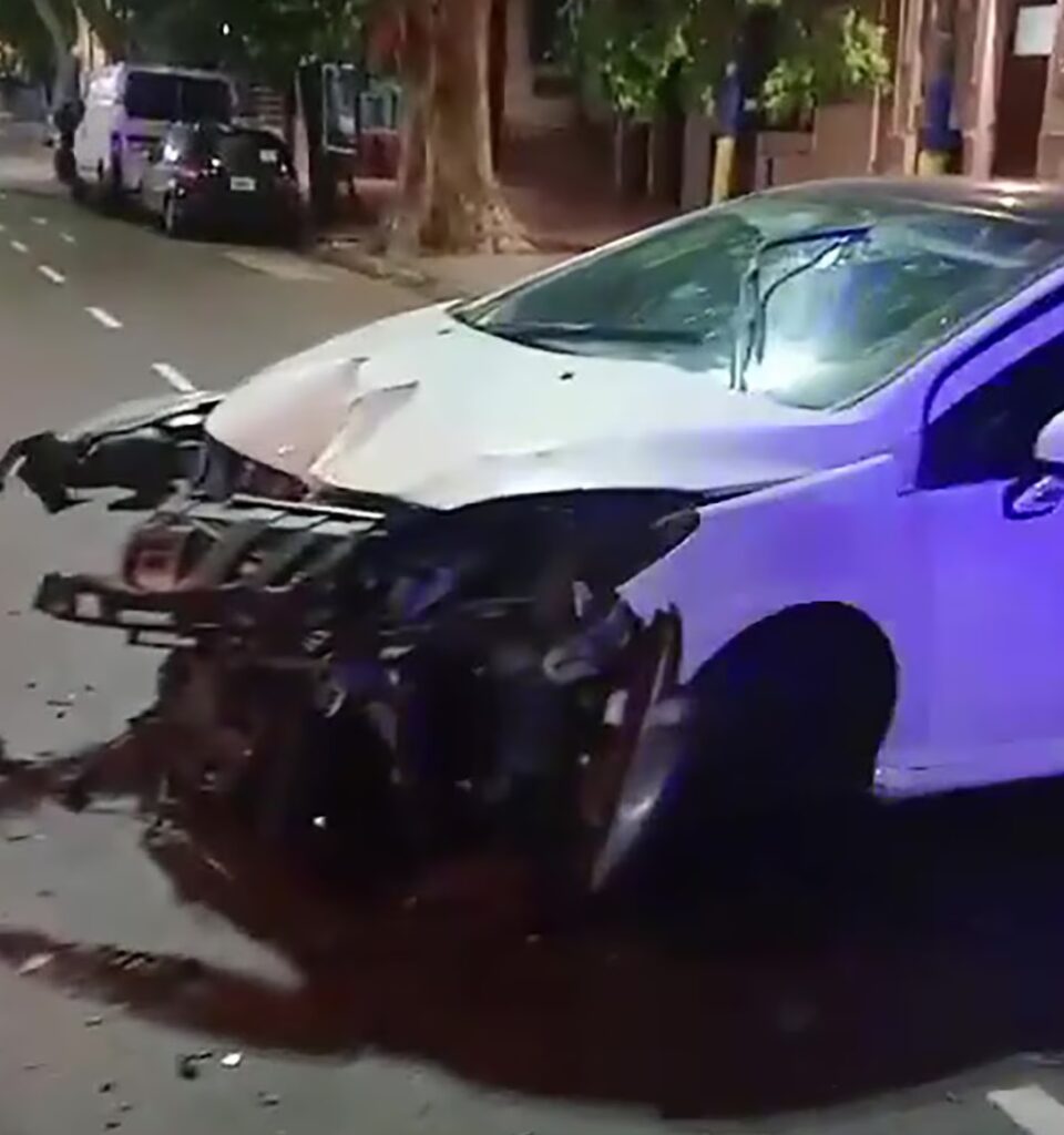 Un conductor chocó contra el Metrobus en La Boca