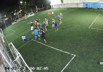 Barras de Vélez y policías se enfrentaron en medio de un partido en Liniers