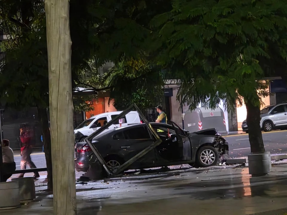 Recoleta: un auto chocó, se subió a la vereda e impactó contra una parada de colectivo