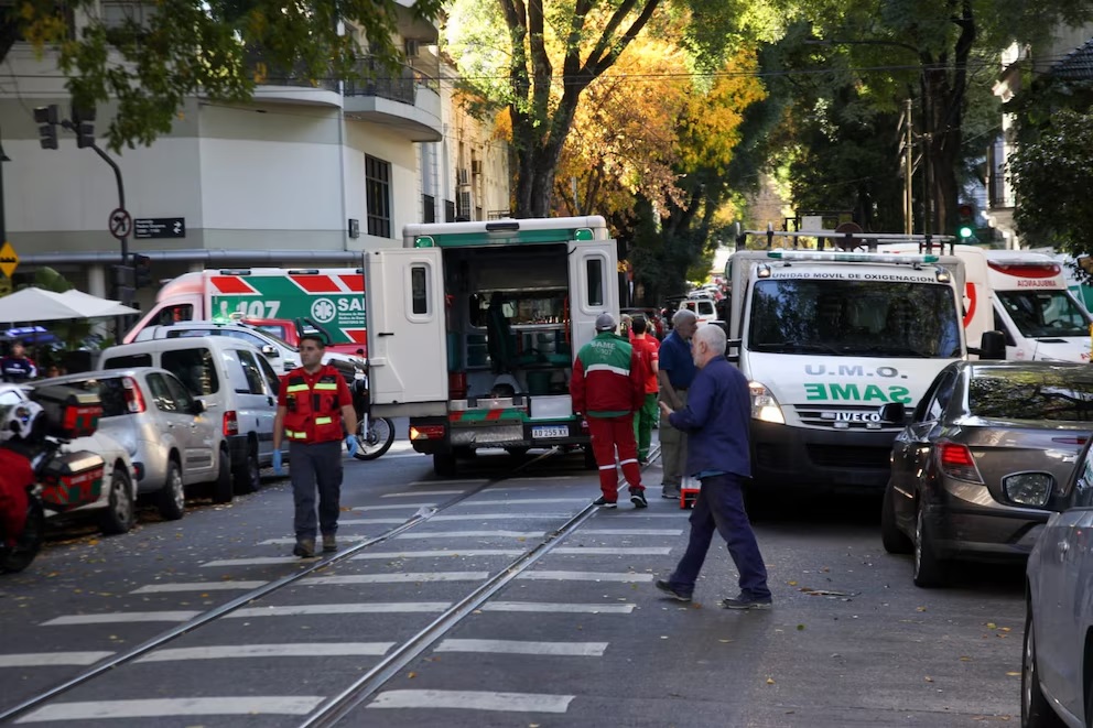 Incendio en un edificio de 21 pisos de Caballito: tras la evacuación, unas 38 personas fueron asistidas por el SAME, de las cuales 14 fueron hospitalizadas