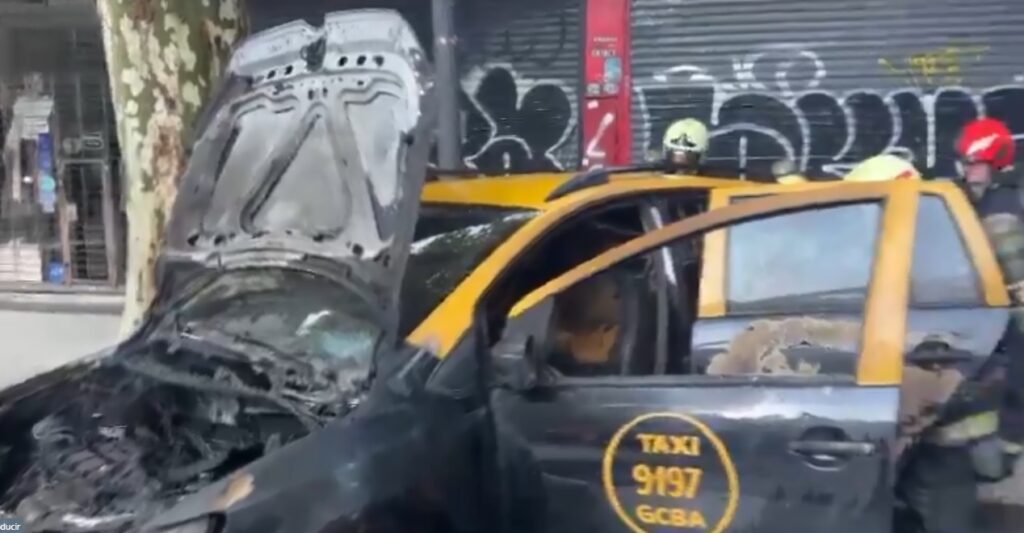 Recoleta: se incendió un taxi y afectó a un auto particular lindero