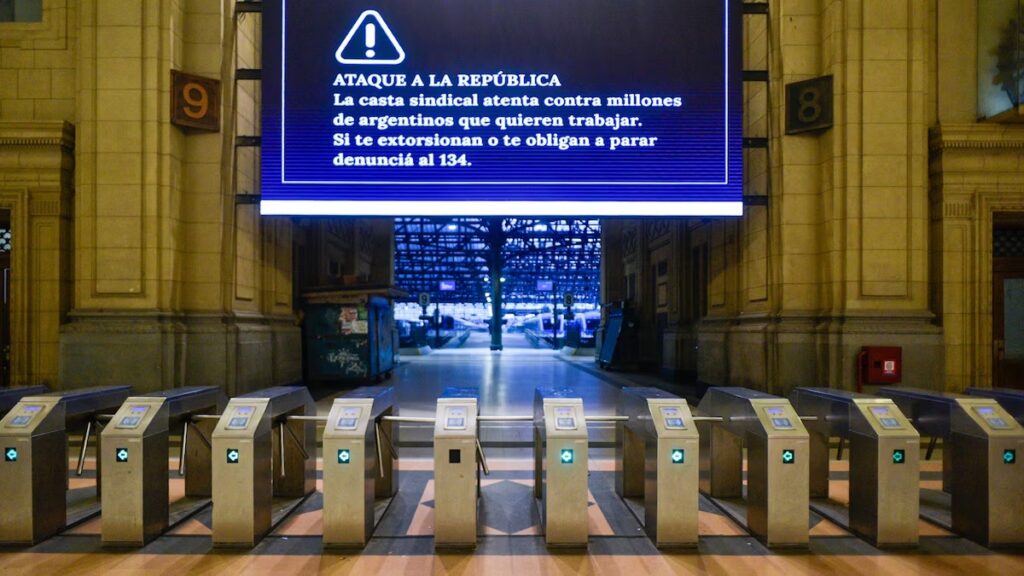 Paro general: largas colas para tomar colectivos y carteles de Nación contra “la casta sindical” en las estaciones de tren