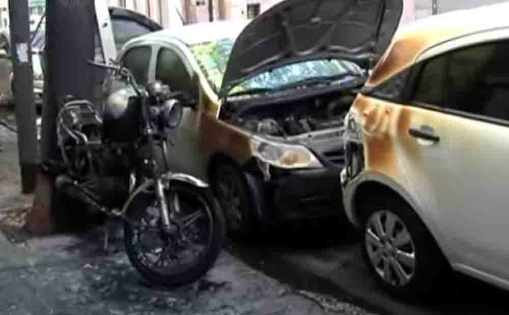 Quemaron ocho autos y una moto en Matheu al 100