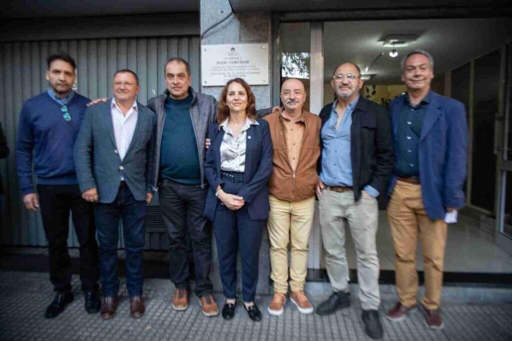 Balvanera: colocación de una placa en el exespacio La Guarida fundado por Julio Cortázar