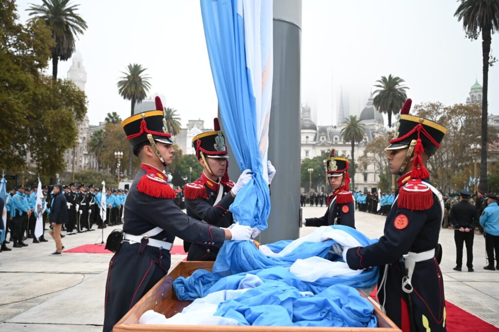 Macri estuvo presente en el izamiento de la bandera en el Día de la Patria