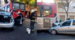 Choque entre un auto y un colectivo estacionado en Villa Urquiza: un trasladado