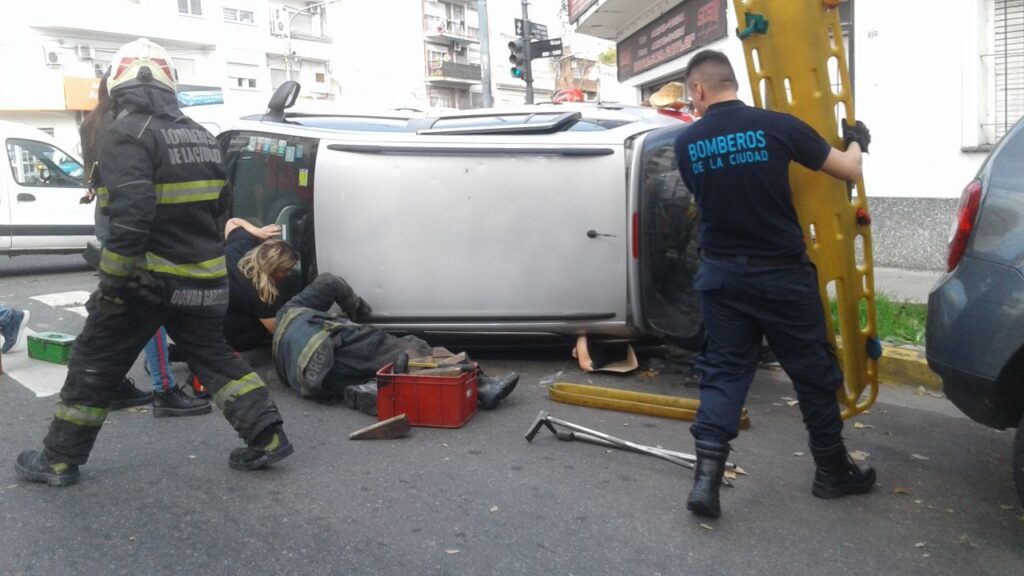 Dos autos chocaron en Vélez Sarsfield y una mujer fue hospitalizada