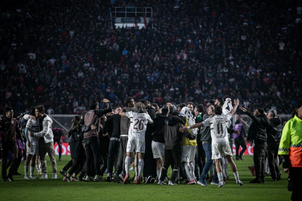 Platense le ganó a San Lorenzo y juega la final del torneo: “Nos vemos en Santiago”