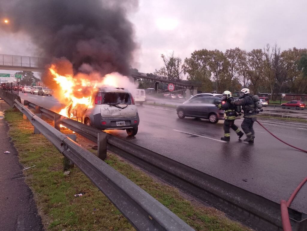 Villa Riachuelo: se incendió un auto en la General Paz y 27 de Febrero