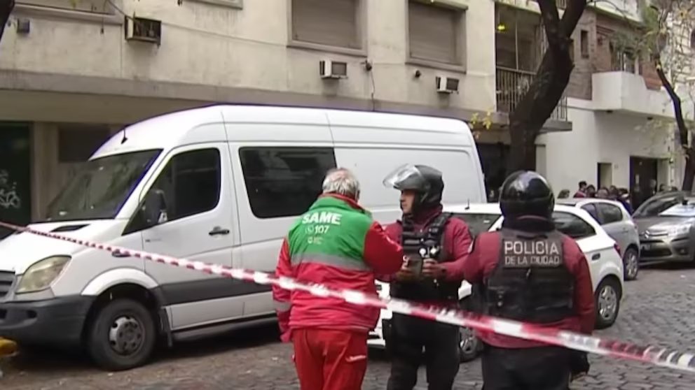 Hallaron muertos a puñaladas a un matrimonio y a sus hijos en Villa Crespo: investigan si la mujer fue la autora material