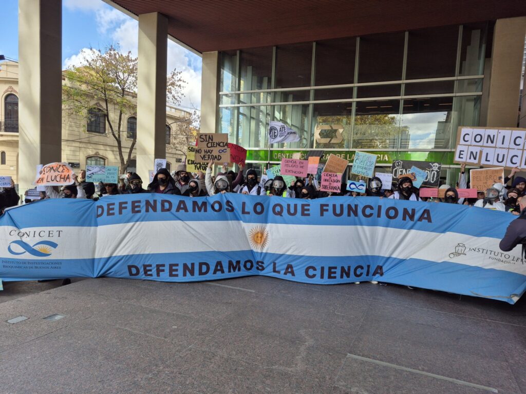 Con estética de El Eternauta, científicos se movilizaron en el Polo de Palermo por mejoras en el sector