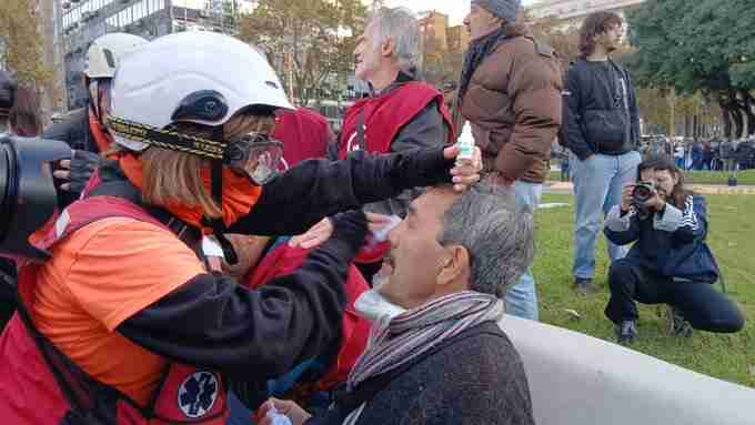 Al menos 18 heridos en la represión a la marcha de jubilados de Congreso