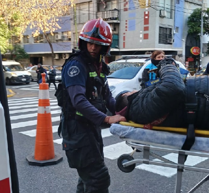 Villa Crespo: un hospitalizado tras un choque entre una moto y un auto