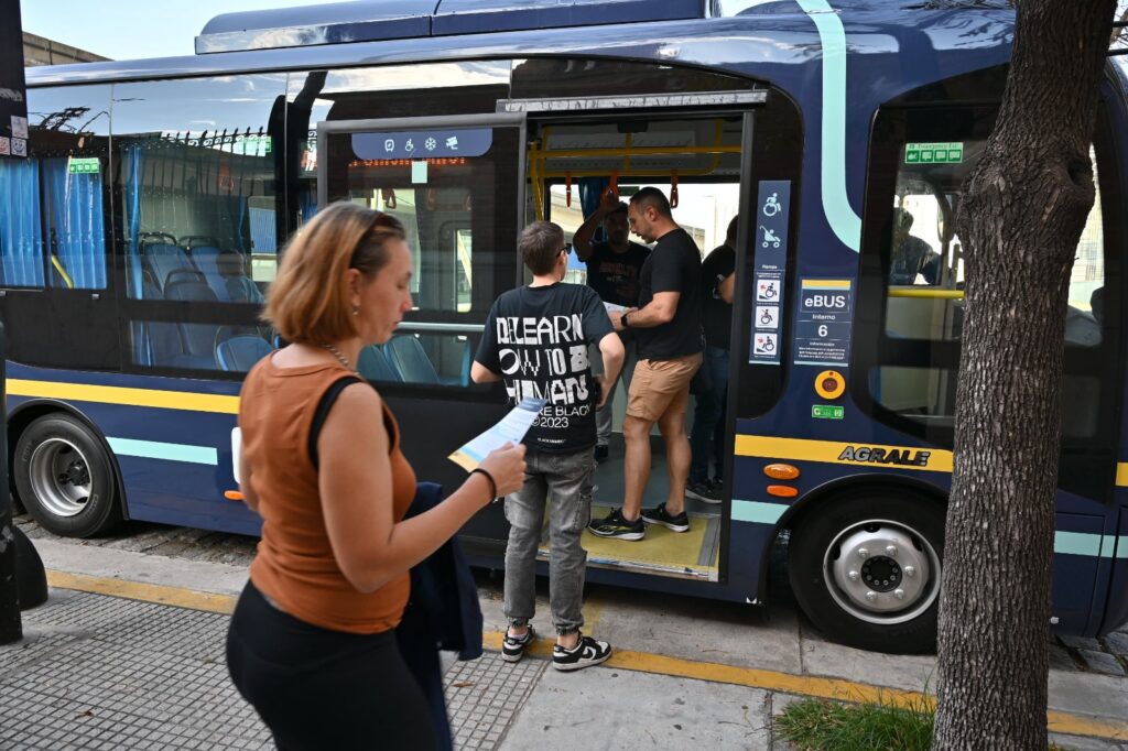 Empieza a funcionar la primera línea de buses eléctricos para unir Retiro con Parque Lezama: los dos primeros meses los viajes serán gratuitos