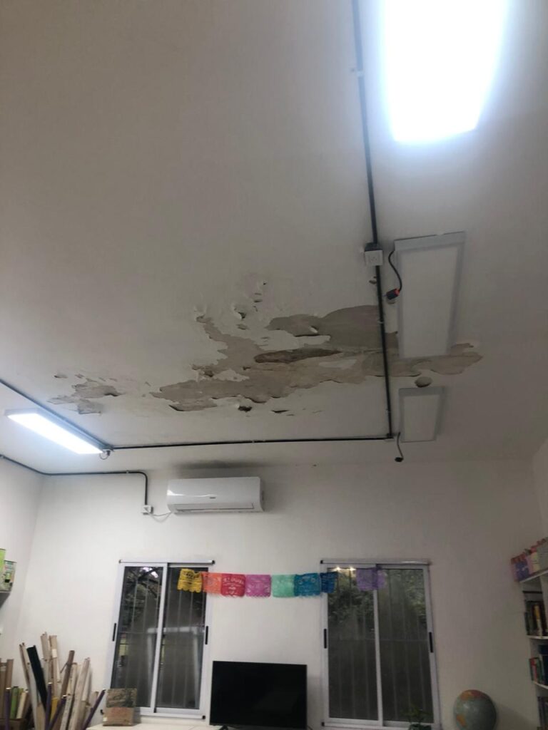 Familias de la escuela del Parque Saavedra advierten que las obras avanzan, pero continúan los problemas como las goteras y que se arruinaron varias aulas