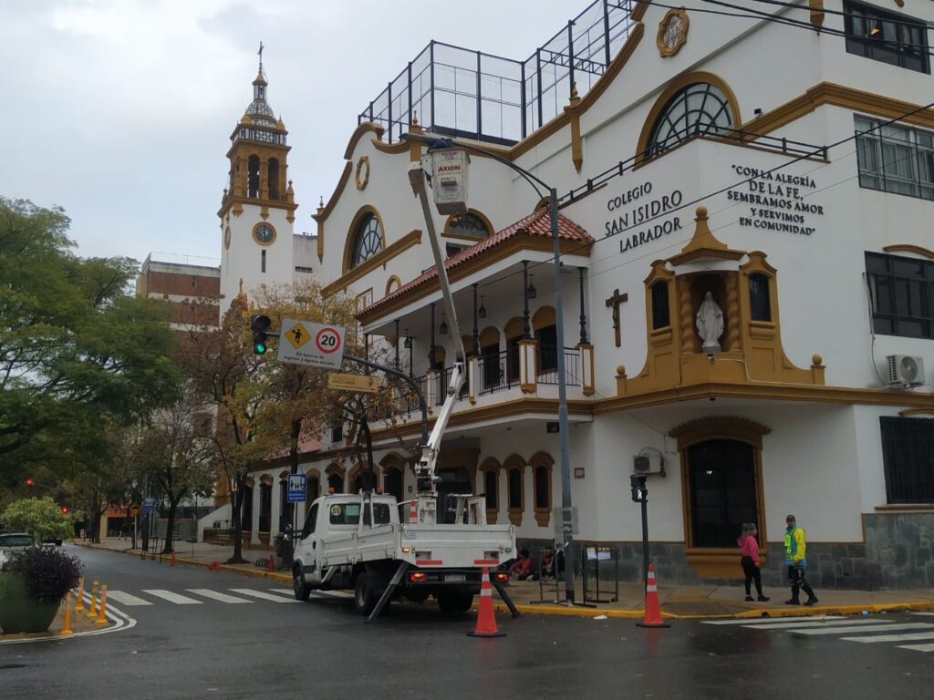Repararon luminarias en San Isidro Labrador y Deheza, la esquina de la célebre pelea contra los cascarudos en El Eternauta