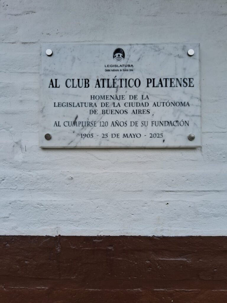 La Legislatura porteña colocó una placa por los 120 años de Platense en el predio de Saavedra