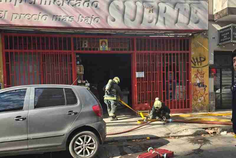 Se incendió el depósito de un supermercado a la vuelta de la Plaza Almagro, no hay heridos