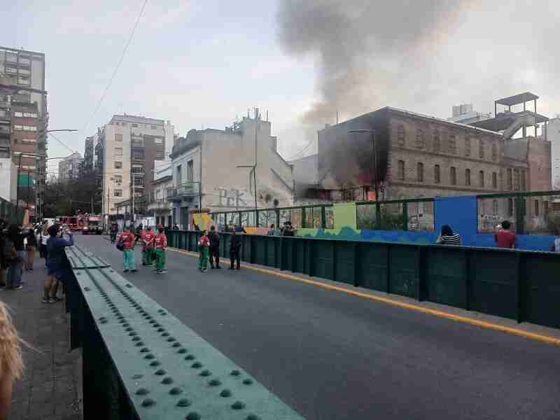 Almagro: incendio en un edificio en Mario Bravo lindero a las vías del tren Sarmiento