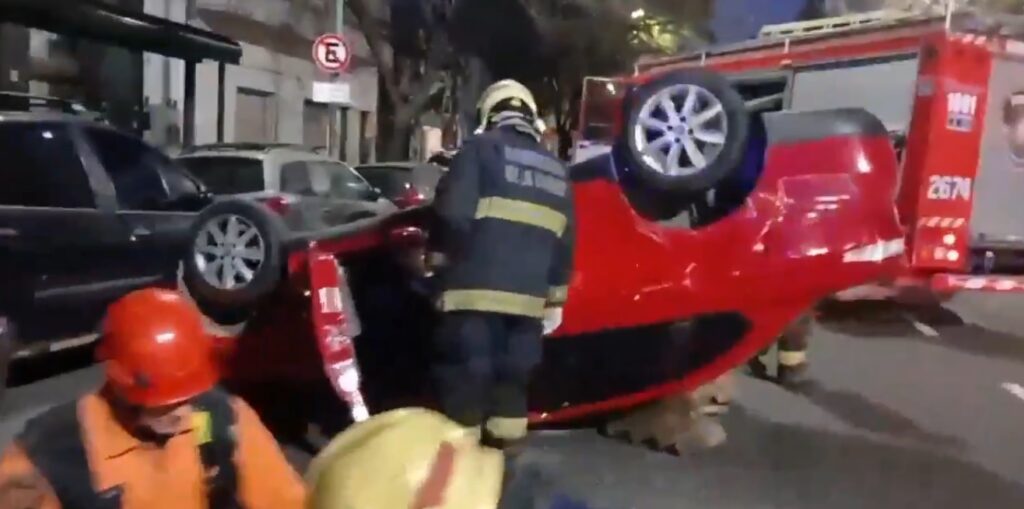 Caballito: un auto chocó dos vehículos estacionados y volcó, un hospitalizado