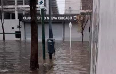 La cancha de Chicago bajo el agua por el diluvio