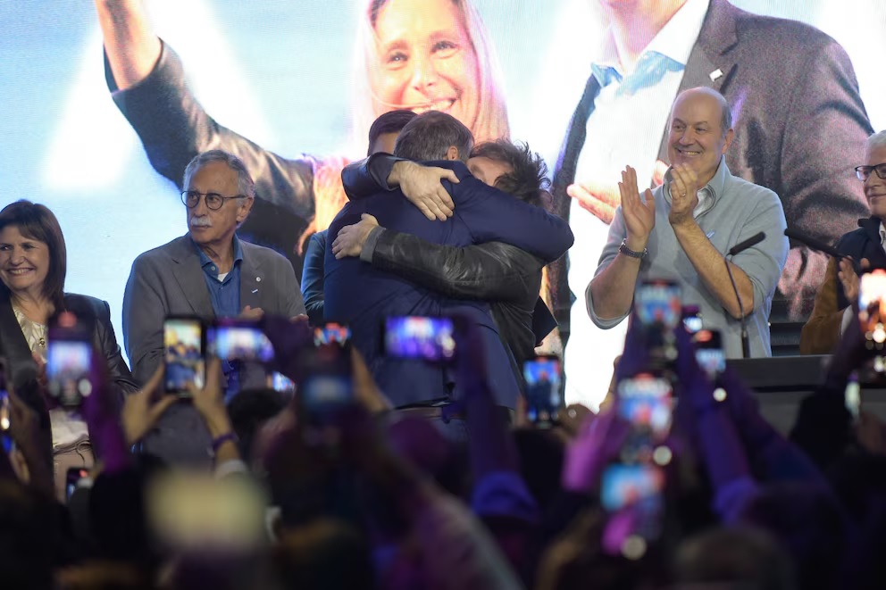 Javier Milei festejó la victoria de LLA y Adorni y las 11 bancas para la Legislatura porteña: “Se pintó de violeta el bastión amarillo”